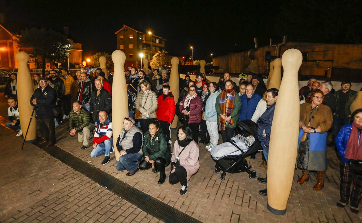 Vecinos posan junto a las creaciones del artista Fran Querol, este viernes, en la concentración a favor de la peña bolística de Tanos. 