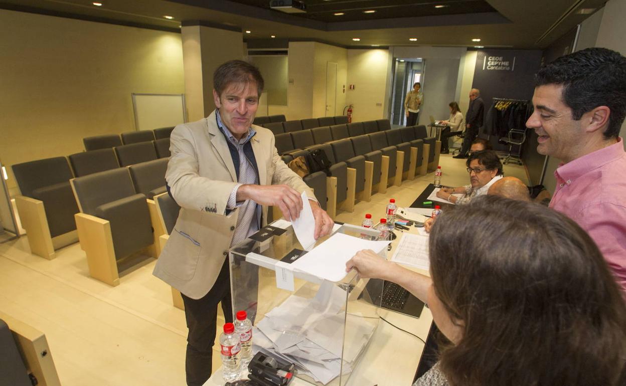 El presidente de CEOE-Cepyme, Enrique Conde, votando en las elecciones de 2019, cuando accedió al cargo. 