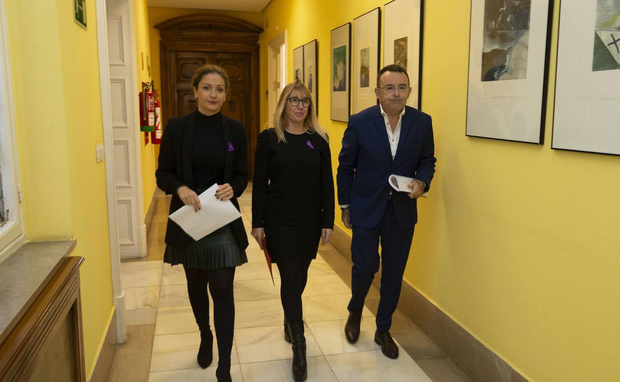 La delegada del Gobierno, Ainoa Quiñones, la consejera de Empleo y Políticas Sociales, Eugenia Gómez de Diego y el director territorial de la Inspección de Trabajo y Seguridad Social, Miguel Ángel Gálvez.