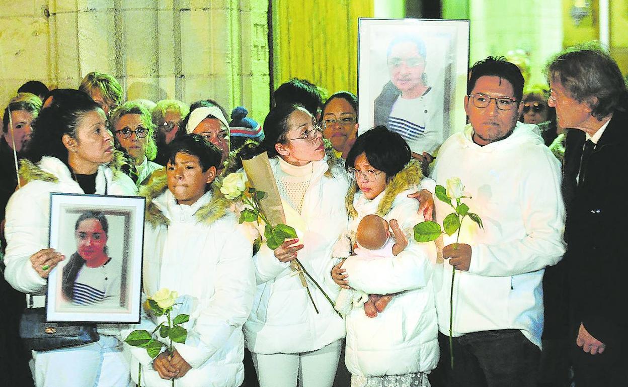 Familiares y allegados de Vanesa marchan detrás de su féretro para rendirle homenaje en Tonneins, Francia.