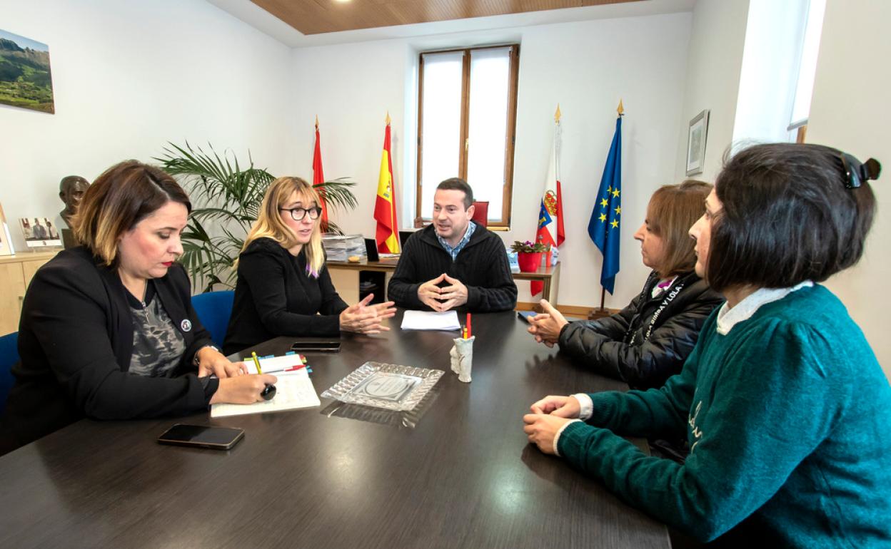 La consejera de Políticas Sociales visita el futuro emplazamiento de la residencia de mayores de Ramales de la Victoria