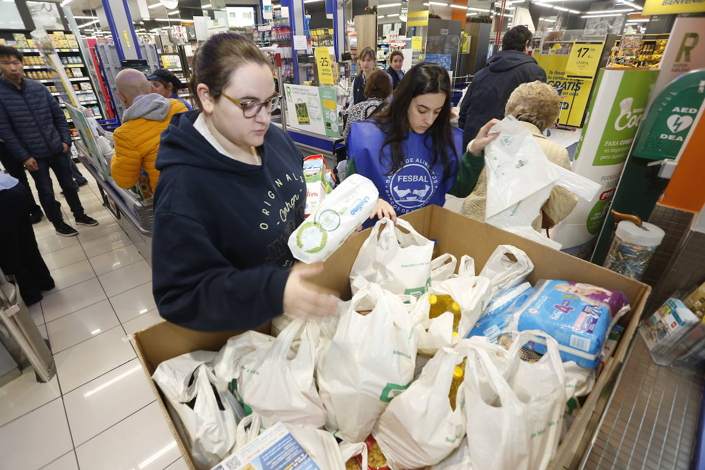 Fotos: Los cántabros responden con bolsas llenas de conservas a la campaña del Banco de Alimentos