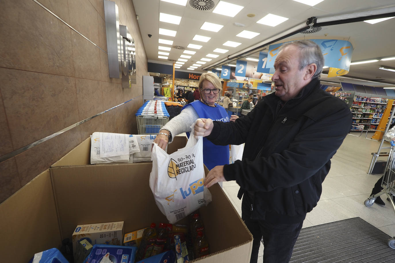 Fotos: Los cántabros responden con bolsas llenas de conservas a la campaña del Banco de Alimentos