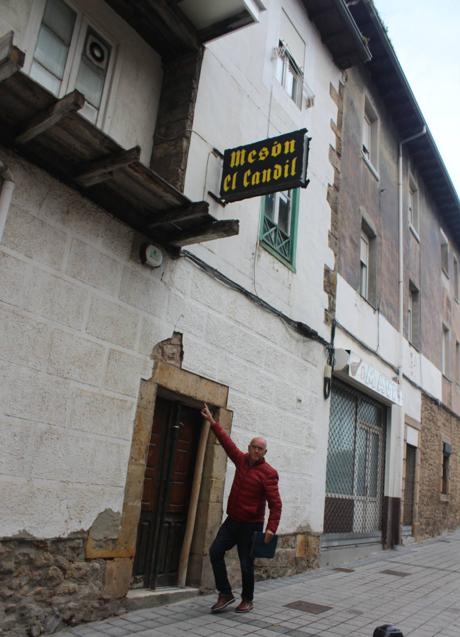 Imagen - José Fernández enseña los daños de un edificio en Quintanal.