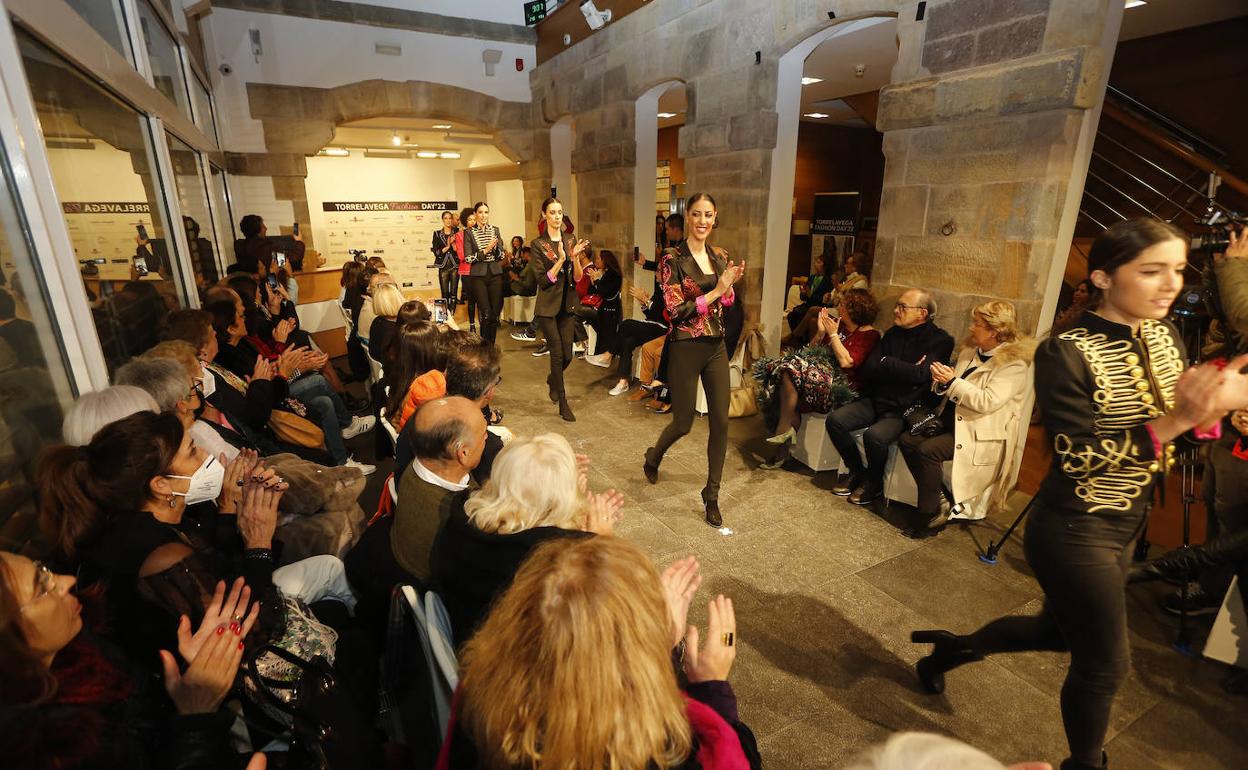 Modelos desfilan durante el 'Torrelavega 