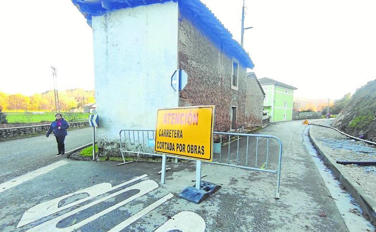 La carretera que une Salcedo y Vioño permanece cortada por obras. s