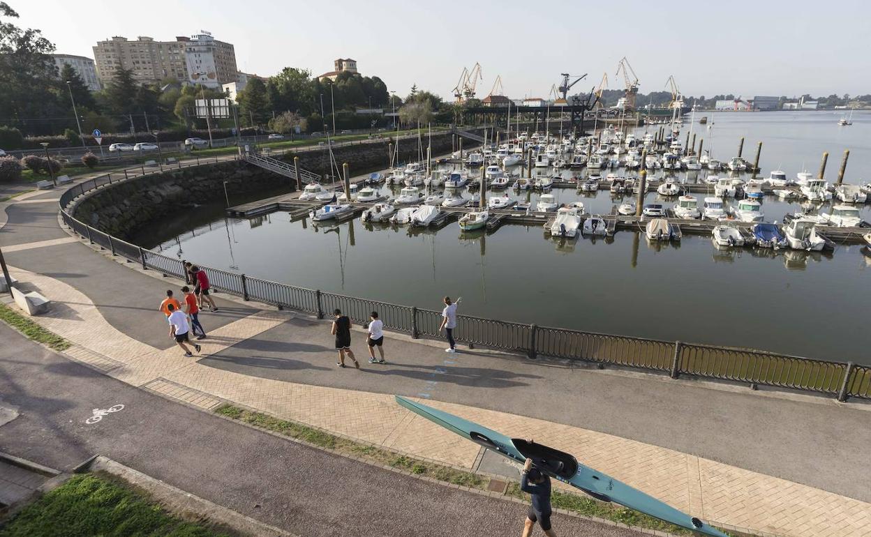 Imagen de las actuales dársenas de El Astillero. 