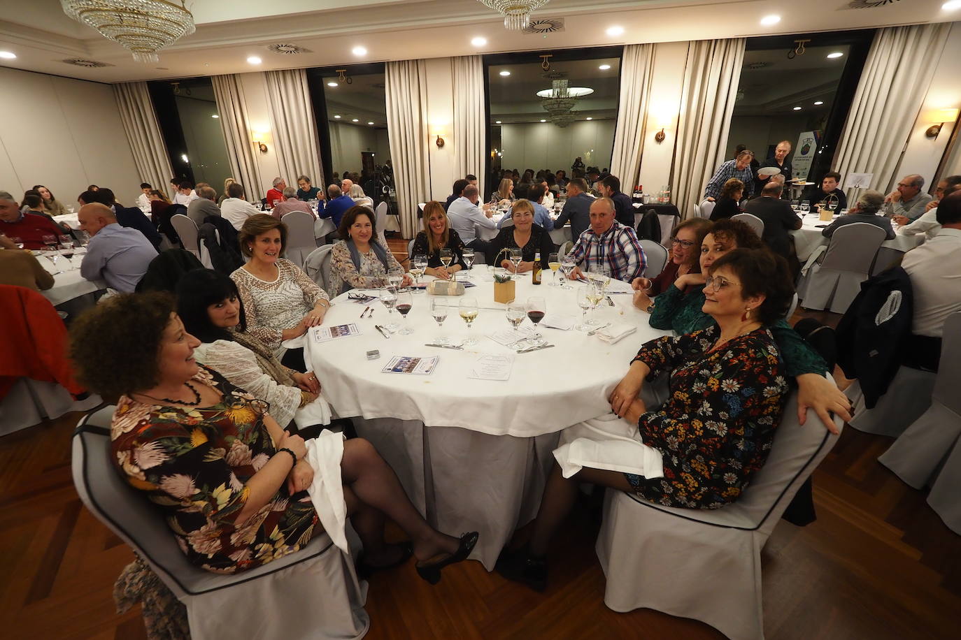 Unas 130 personas acudieron a la cita anual que organiza Peñacastillo en el Hotel Bahía dentro de las reuniones de fin de temporada de las peñas bolísticas.