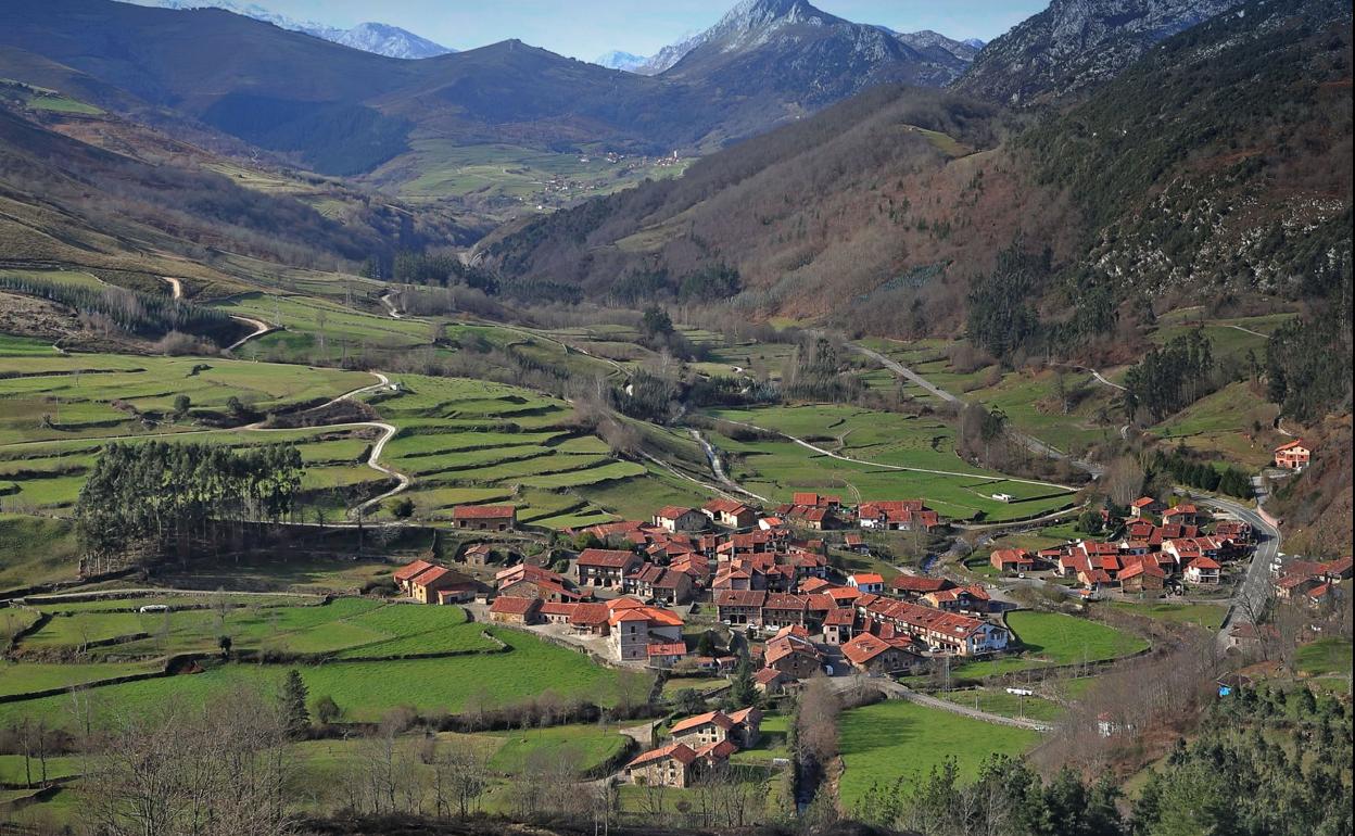 Imagen panorámica del valle del Nansa con la localidad de Carmona (Cabuérniga) en el centro. 