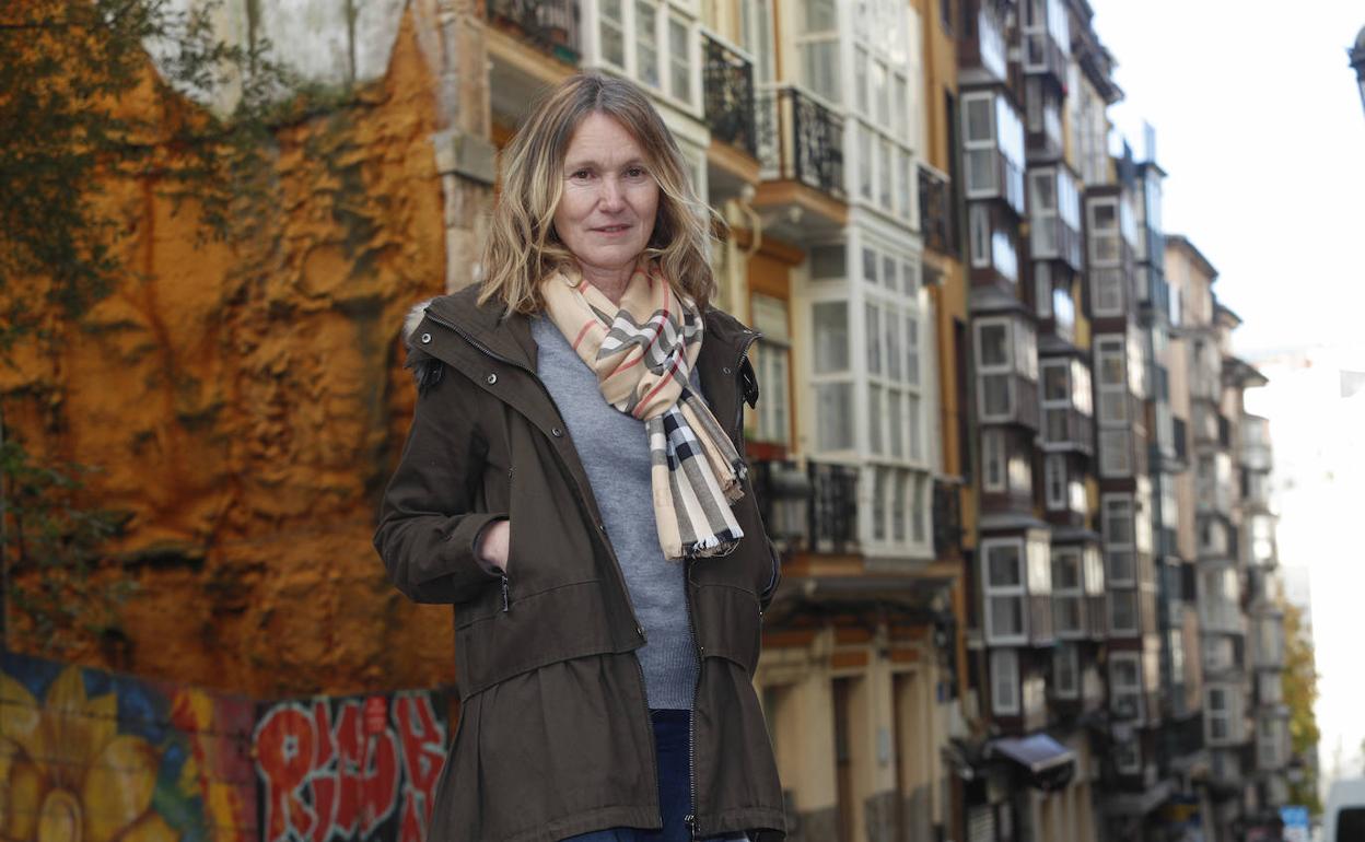 La responsable de Vivienda, Alicia García, en la calle Alta. 