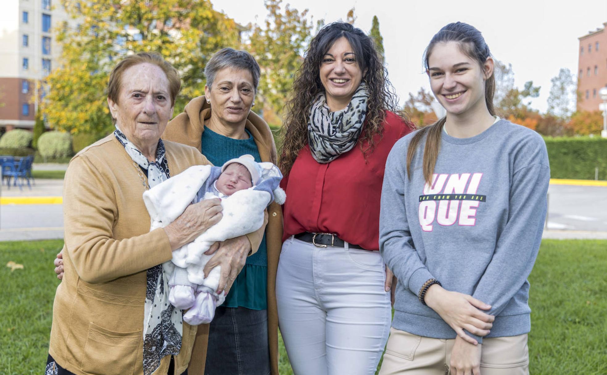 María Ángeles Gómez (87) sostiene a su tataranieta Keila Bello y posa junto a su hija María Ángeles Padilla (65), su nieta Verónica Torres (44) y su bisnieta Sheila García (20)