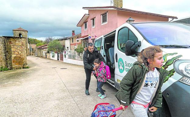 Gorka ayuda a sus hijas a bajar de la furgoneta en la calle de Melledes donde se levantaron media docena de chalés.