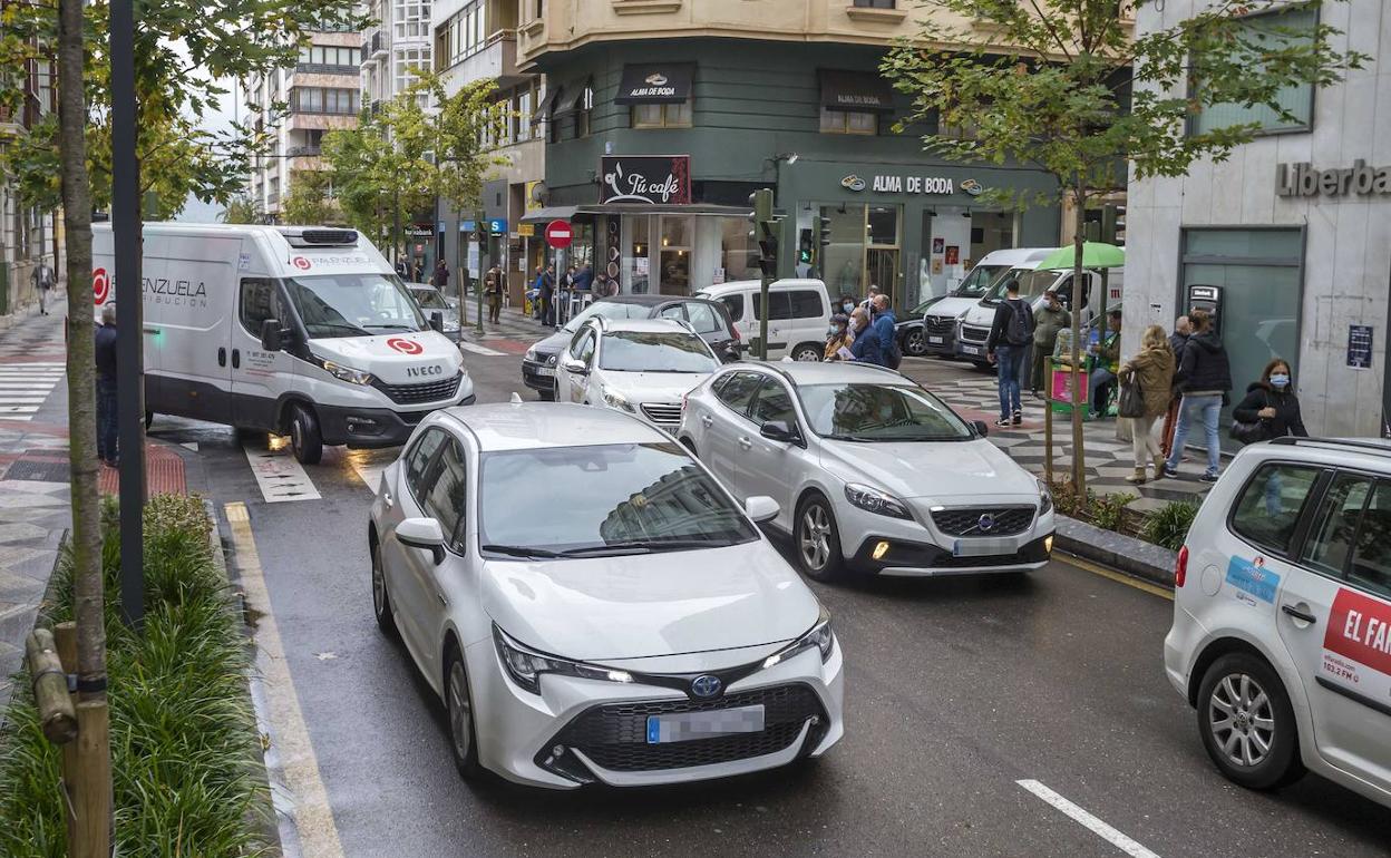 Un día de tráfico intenso en la calle Isabel II, en pleno centro de Santander.