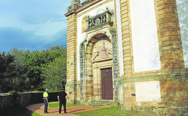 La iglesia fue construida en el centro del complejo.