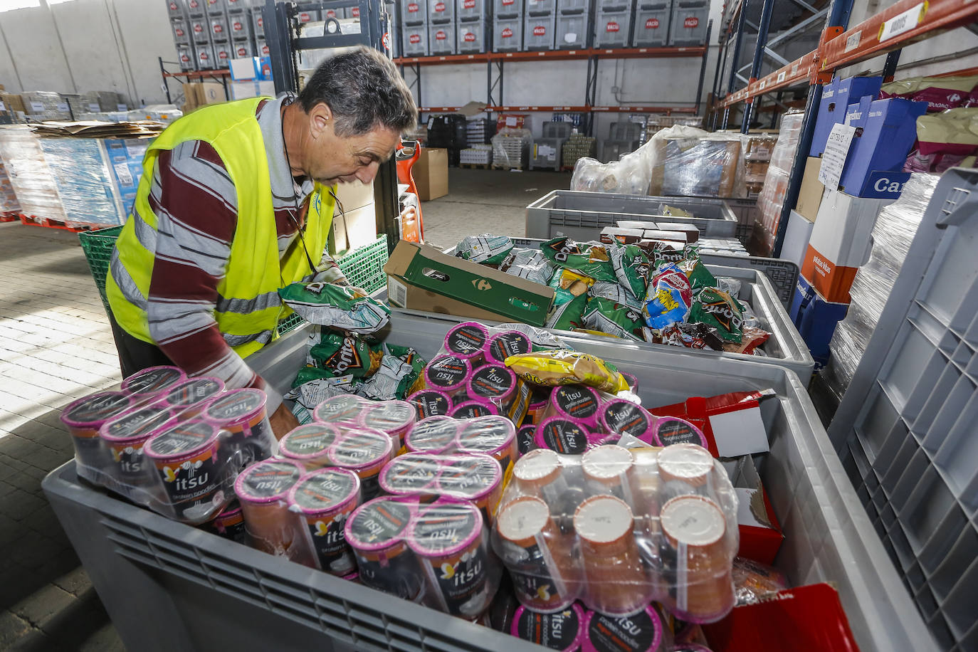 El Banco de Alimentos descarga cajas y cajas repletas de productos en su almacén de Tanos tras la Gran Recogida de este fin de semana.