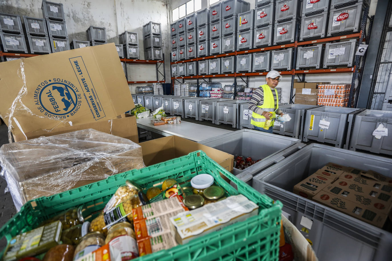 El Banco de Alimentos descarga cajas y cajas repletas de productos en su almacén de Tanos tras la Gran Recogida de este fin de semana.