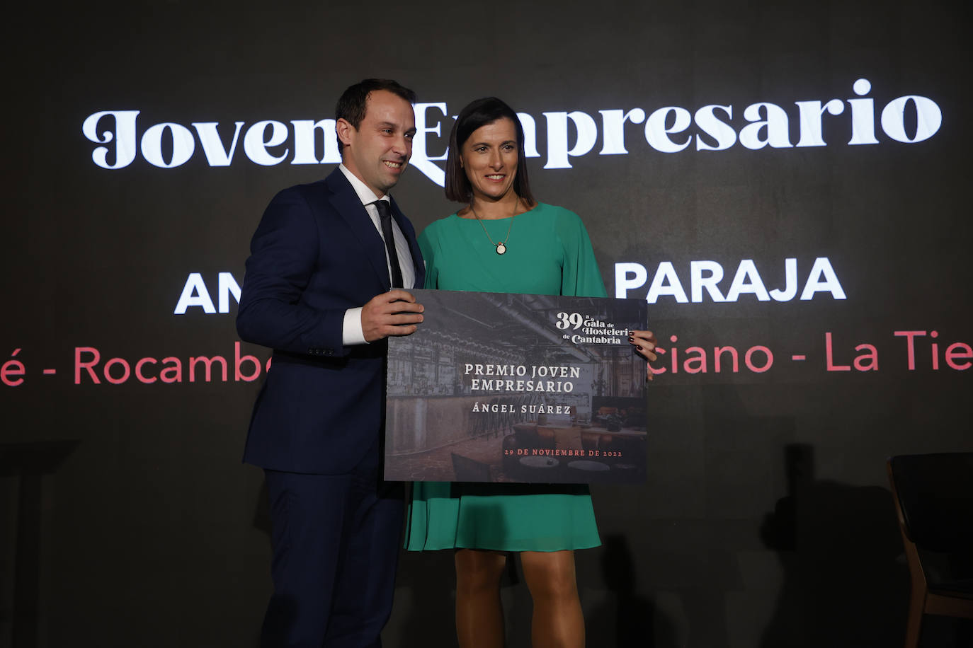 La alcaldesa entrega el premio Joven Empresario a Ángel Suárez.