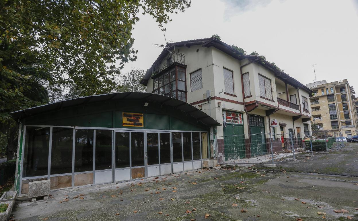 El edificio del antiguo Centro Andaluz, este otoño, en el parque Manuel Barquín de Torrelavega. 