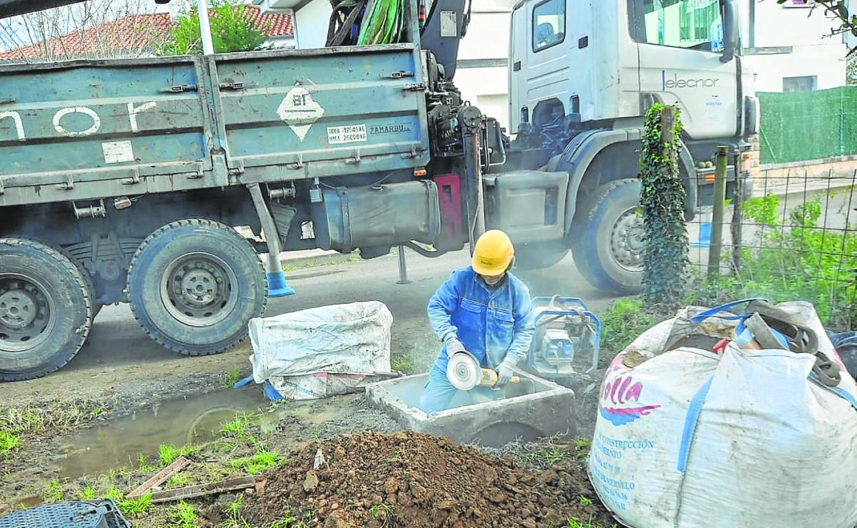 Un operario procede ayer al mediodía a reponer una arqueta de suministro eléctrico robada. 