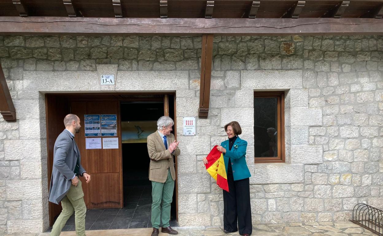 José Manuel Igual y Araceli Pereda descubren la placa junto al guía Marco Pérez en la Casa de las Mareas.