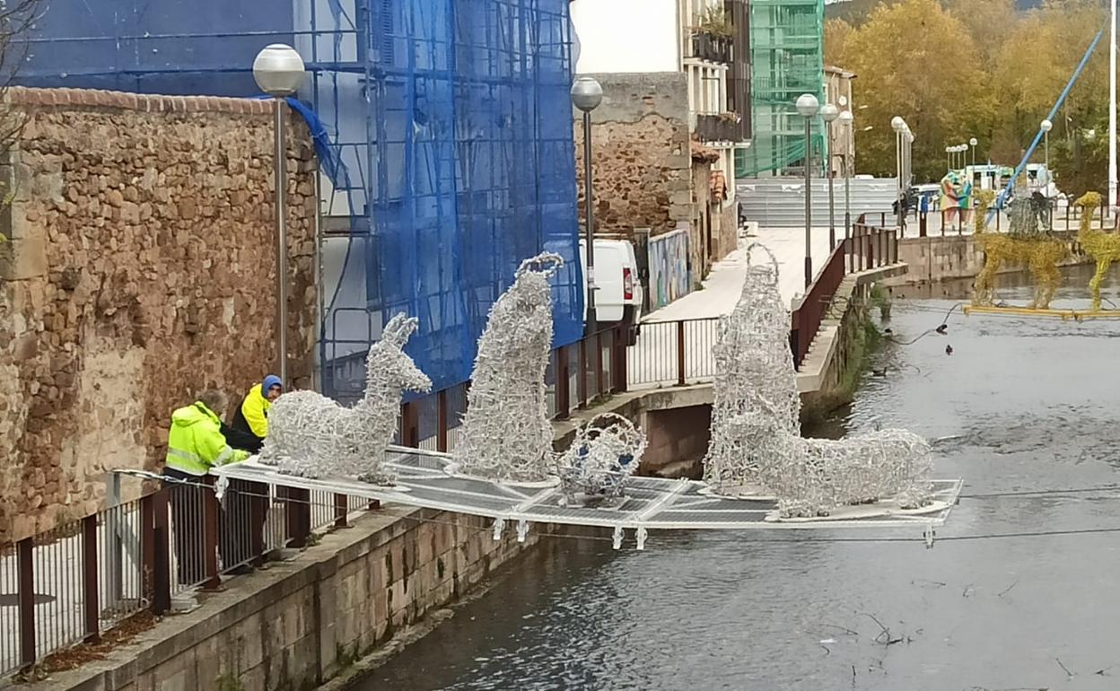 Operarios municipales instalando la ornamentación hace una semana. 