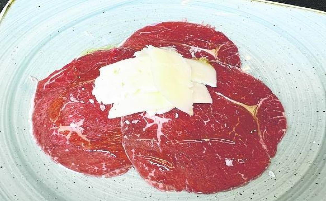 Carpaccio de Wagyu con quiso de Las Garmillas