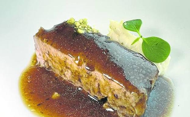 Imagen principal - Distintos platos elaborados con carne de caza: sorbete de maracuyá y mango; pastel de ciervo con su jugo trufado y gyozas de pato azulón y su pechuga-
