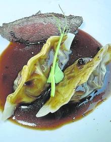 Imagen secundaria 2 - Distintos platos elaborados con carne de caza: sorbete de maracuyá y mango; pastel de ciervo con su jugo trufado y gyozas de pato azulón y su pechuga-