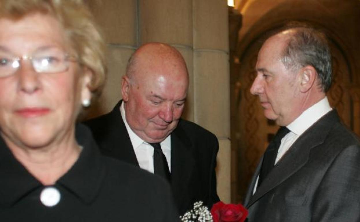 María Angeles, Ramón y Rodrigo Rato en el funeral de su madre, Aurora Figaredo Sela, en 2005. 