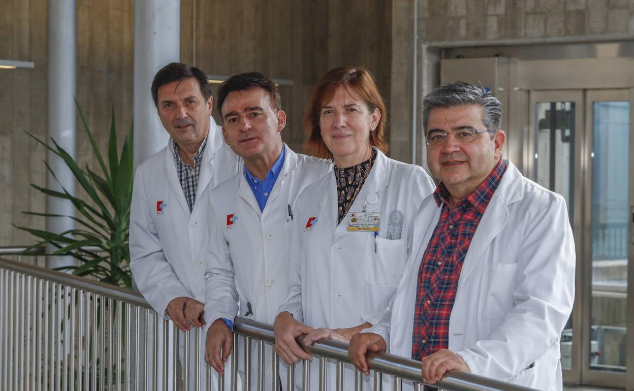 Desde la izquierda, Rafael Tejido, gerente de Valdecilla, con los jefes de los servicios premiados: Ricardo Blanco (Reumatología), Lourdes López de Munaín (Rehabilitación) y José Manuel Cifrián (Neumología). 