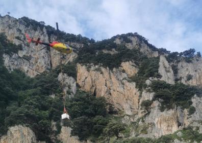 Imagen secundaria 1 - El Faro del Caballo de Santoña &#039;recibe&#039; por aire el material para su acondicionamiento