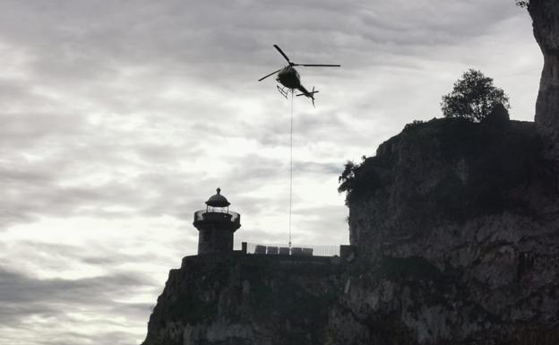 Imagen principal - El Faro del Caballo de Santoña &#039;recibe&#039; por aire el material para su acondicionamiento