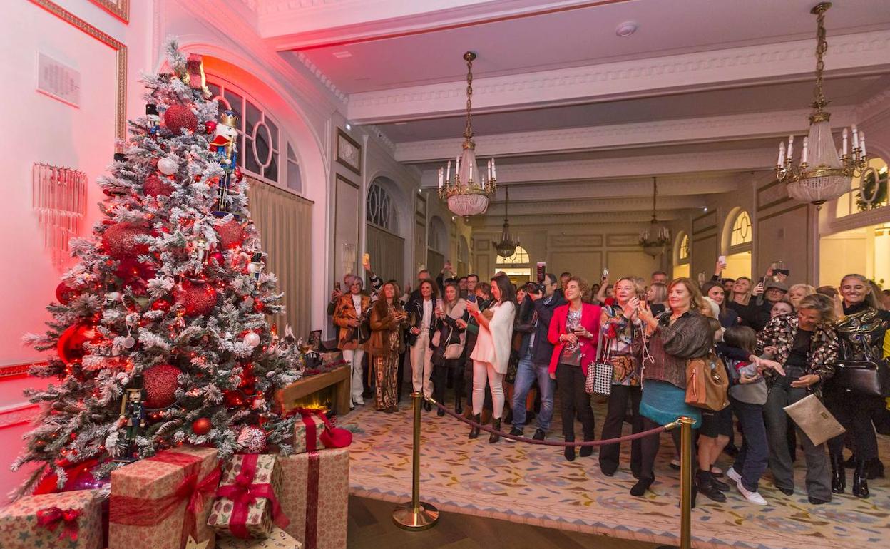 Asistentes a la inauguración del árbol de Navidad del Hotel Real.