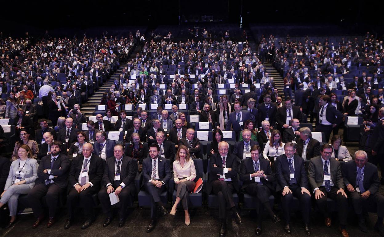 La ministra de Transportes, Raquel Sánchez, junto a políticos y 1.500 empresarios que reclaman el corredor Mediterráneo. 