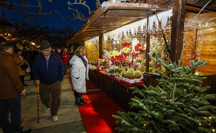 Galería. Feria de la Navidad, ubicada en la Avenida de España con una veintena de casetas.