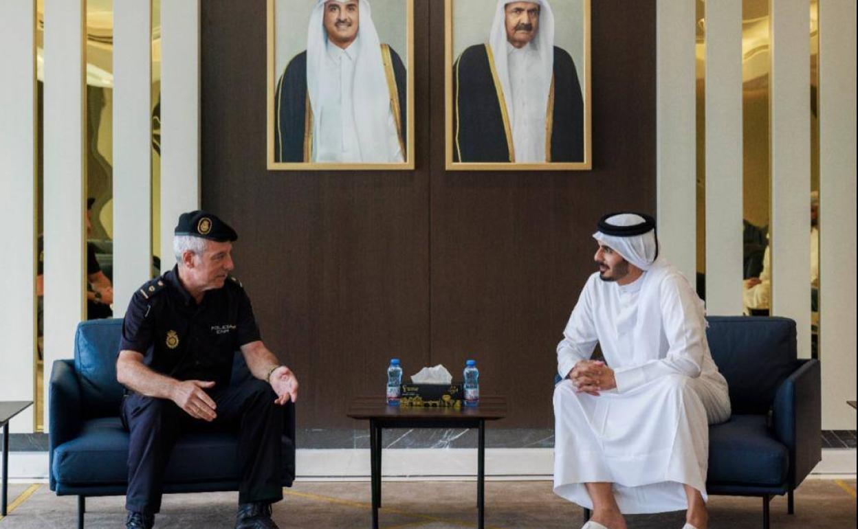 El inspector jefe De la Rosa con su alta excelencia Shaikh Khalifa bin Hamad al Thani, jefe del comité de seguridad del torneo.