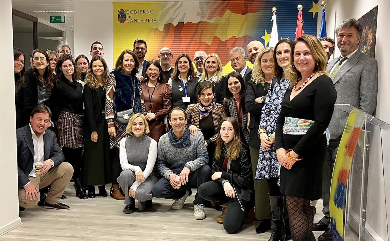 La consejera Paula Fernández, junto a los portavoces de PRC, PP, PSOE, Cs y Vox que han formado parte de la delegación en Bruselas, durante un encuentro con cántabros en Bélgica. 