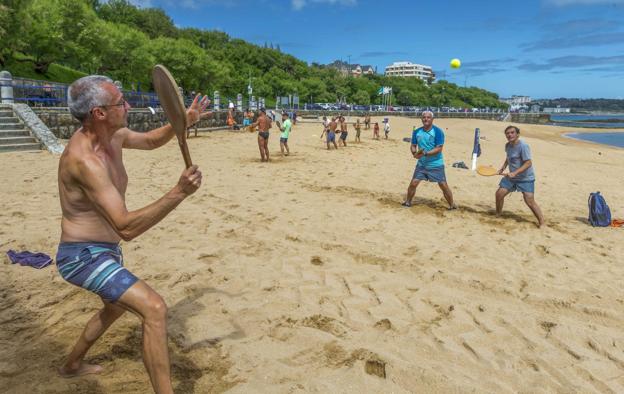 Un grupo de amigos disfruta de una jornada de playa y palas