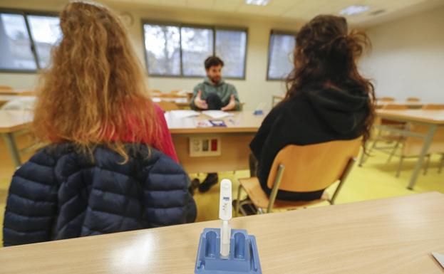 Concienciación. Dos jóvenes, ayer, se hacen un test rápido en una campaña en la UC.