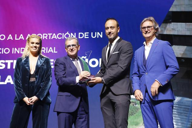 El teatro Concha Espina acogió la primera fiesta de reconocimiento a comerciantes, industriales y hosteleros