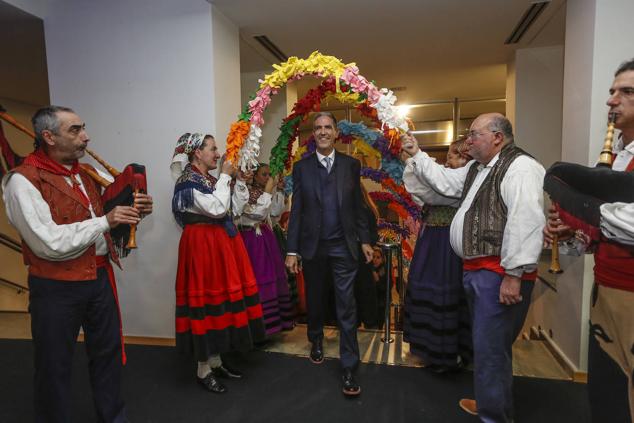 El teatro Concha Espina acogió la primera fiesta de reconocimiento a comerciantes, industriales y hosteleros