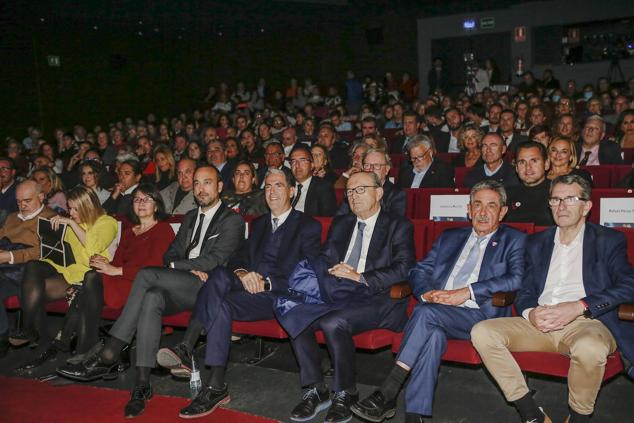 El teatro Concha Espina acogió la primera fiesta de reconocimiento a comerciantes, industriales y hosteleros