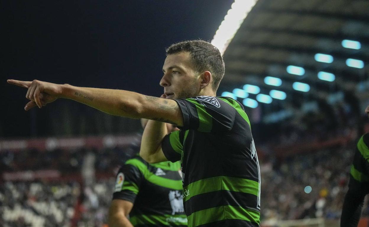 Íñigo Vicente celebra el último gol del Racing, ante el Albacete. 