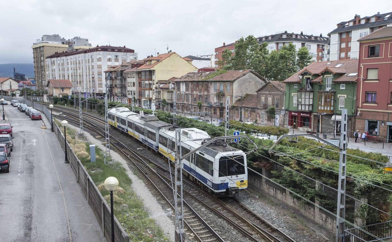 El tren, a su paso por Maliaño. 