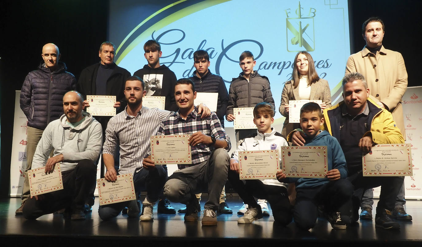 Los campeones regionales de pasabolo tablón.