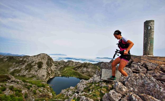 Espectaculares vistas a los Lagos de Covadonga desde una de las cimas que conquista esta decana carrera por montaña.