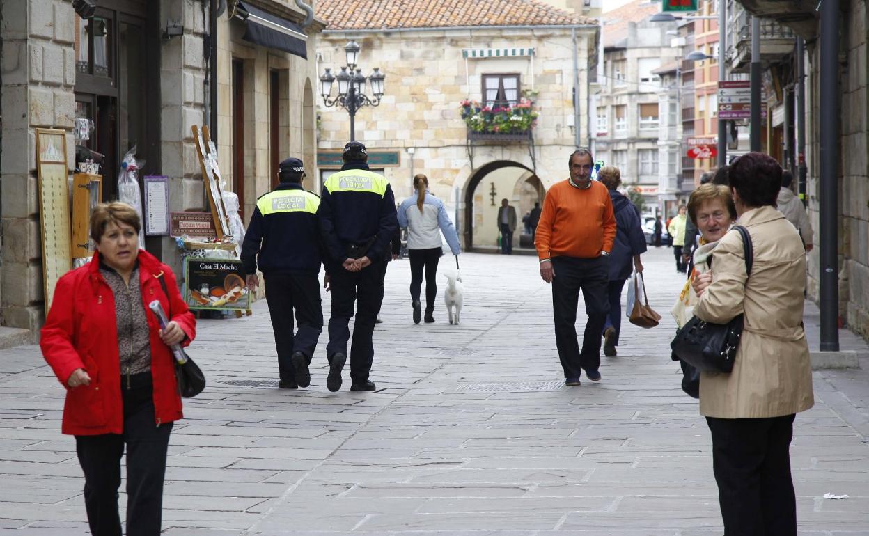 Dos agentes patrullan en el entorno del Ayuntamiento de Reinosa. 