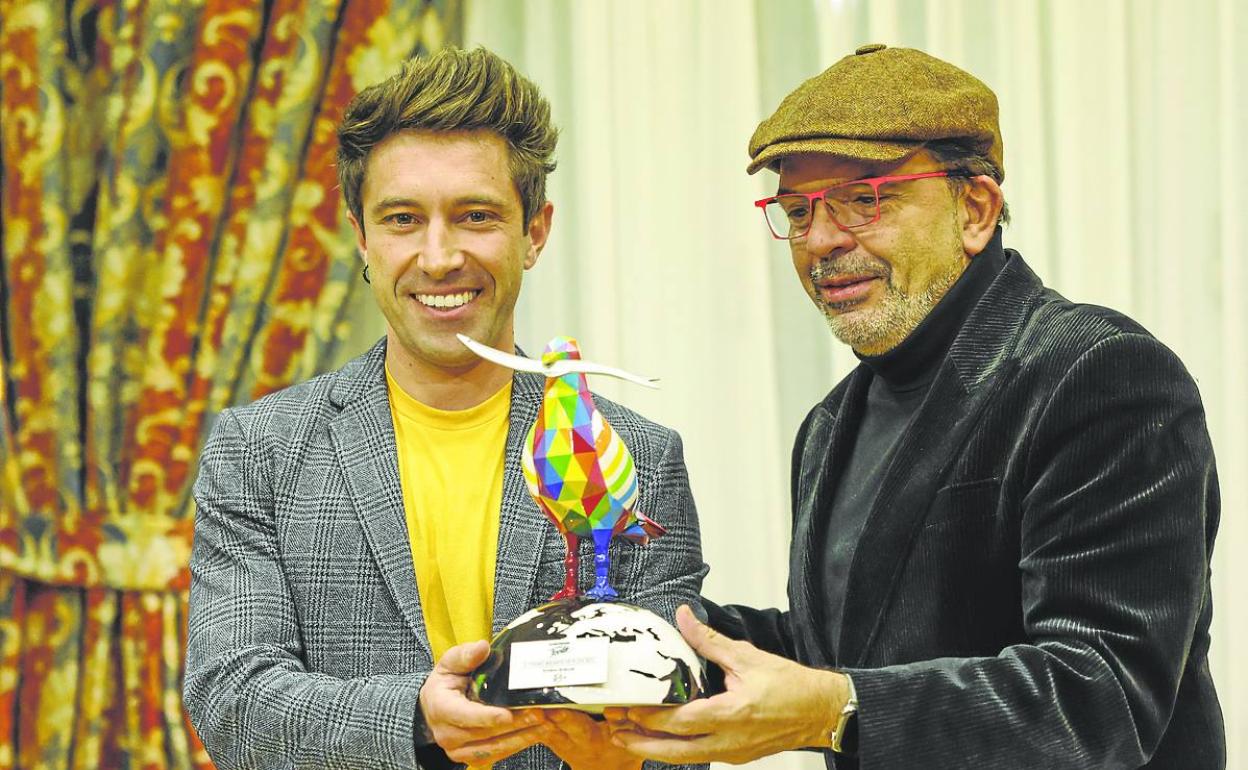 Chef Bosquet recoge de la mano de Jesús Sánchez el premio Bocarte de Plata. 