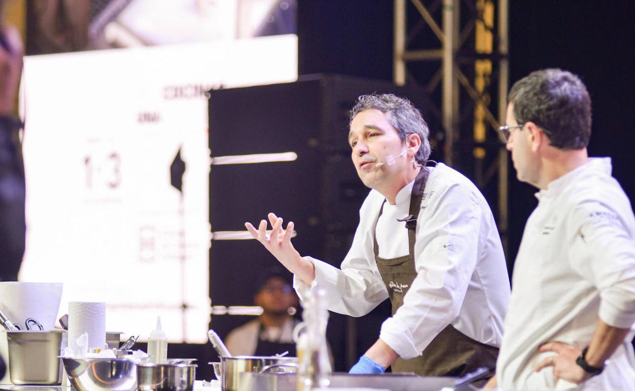 Javier Olleros junto a Ricard Camarena, este jueves en la primera sesión de Madrid Fusión Bogotá.