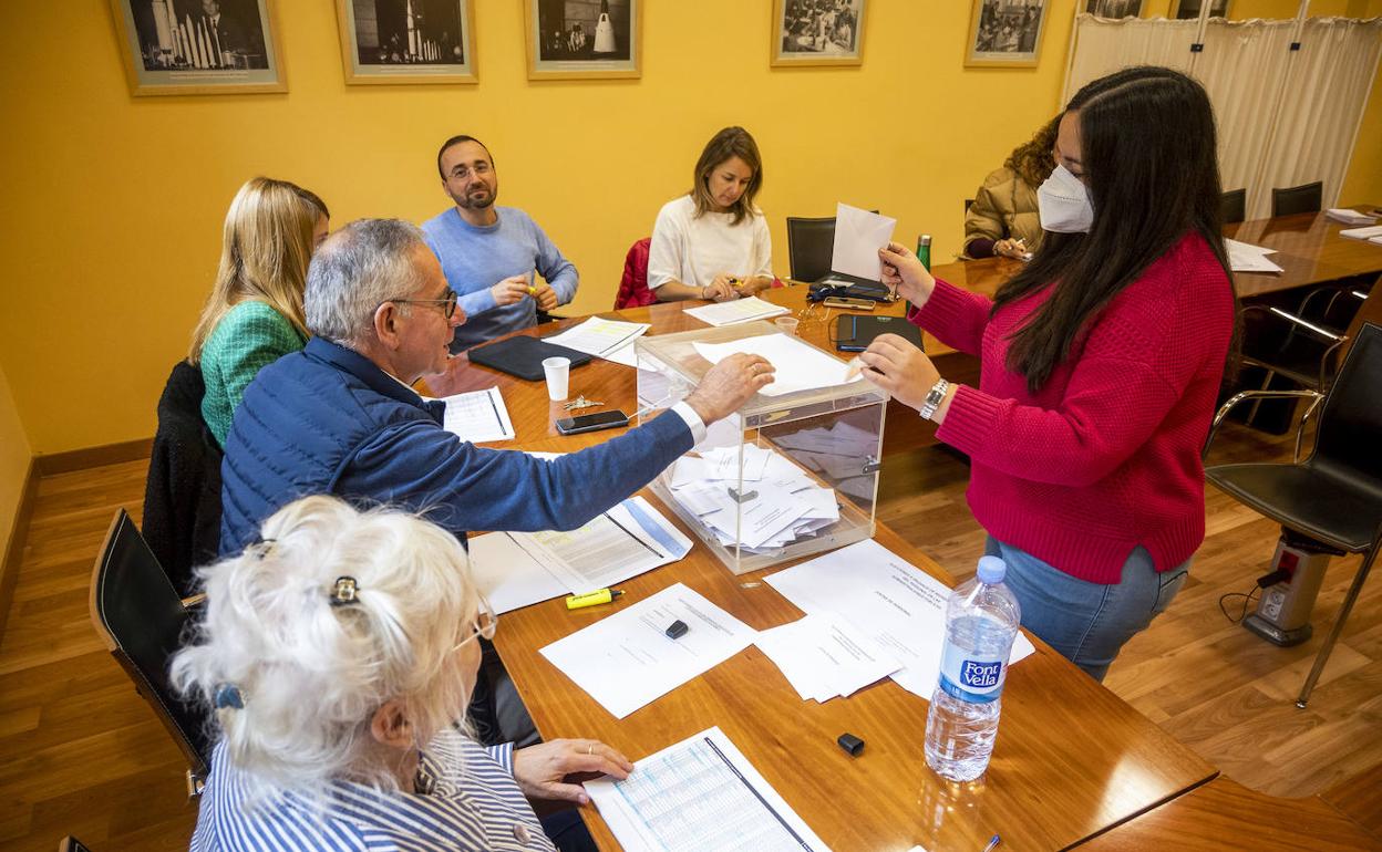 Una docente ejerce ayer su derecho al voto en la sede habilitada en el IES Santa Clara, en Santander. 